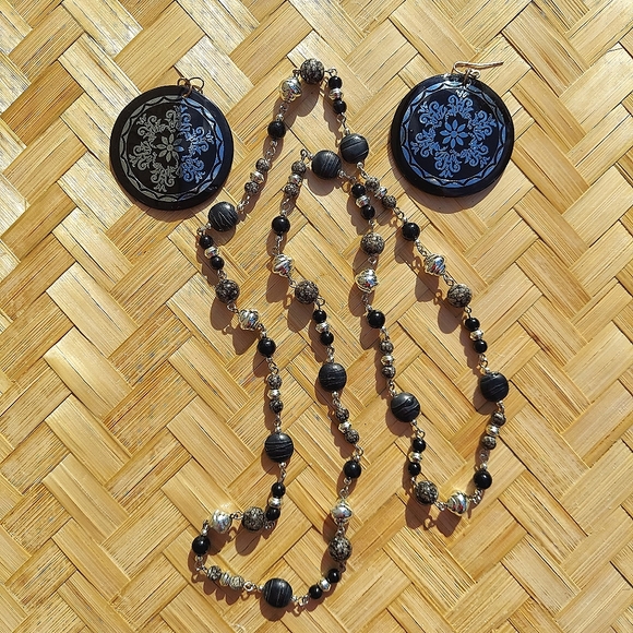 Long beaded necklace 17" with black and silver tone matching earrings - Picture 1 of 3